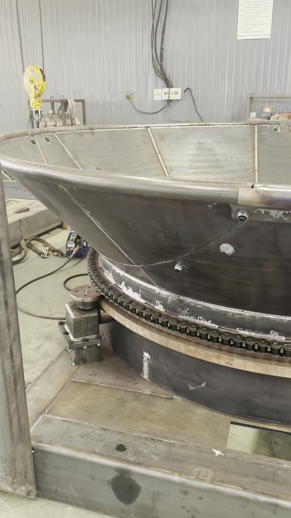 Tub assembly and chain drive in the workshop; component-location illustration, not an instruction to service operating equipment. Tub assembly and chain drive in the workshop; component-location illustration, not an instruction to service operating equipment.
